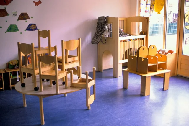Eine saubere Kita mit aufgestuhlten Tischen nach der Kitareinigung