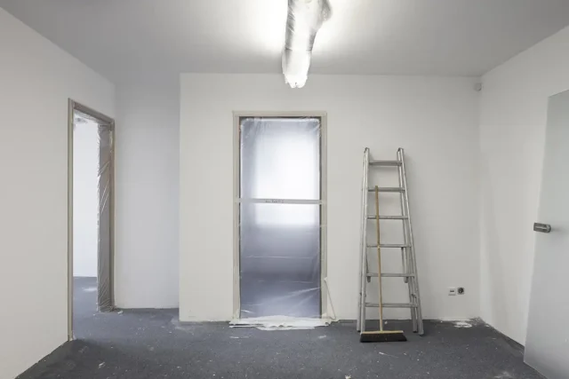 Ein Raum in einem frisch fertiggestellte Neubau wartet auf die Bauendreinigung