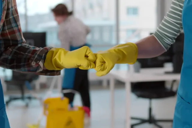 Ein Team von Reinigungskräften bei der Gebäudereinigung