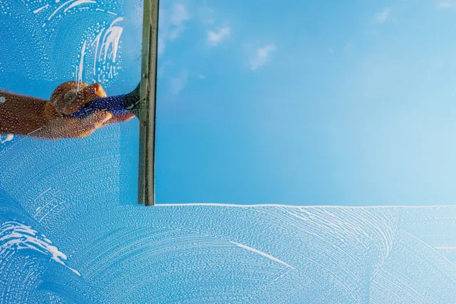 Eine Glasscheibe wird professionell gereinigt bei der Glasreinigung